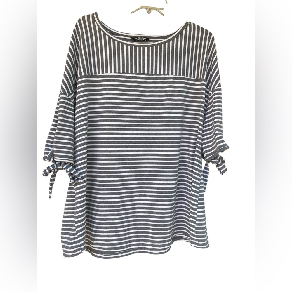 BloomChic Gray white striped Women's size 18W 20W Top elbow sleeve